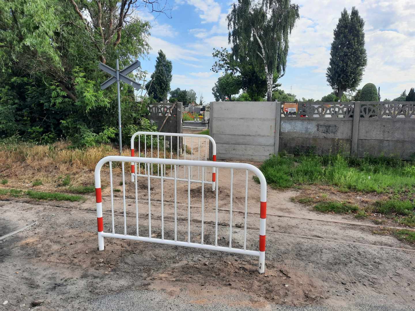 cmentarz gniezno wejście furtka - Rafał Muniak - Radio Poznań