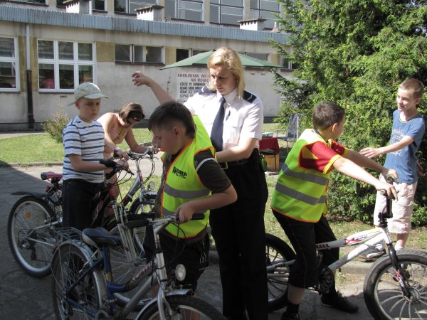 Przed wakacjami - dzieci i funkcjonariusze - Policja/Poznań
