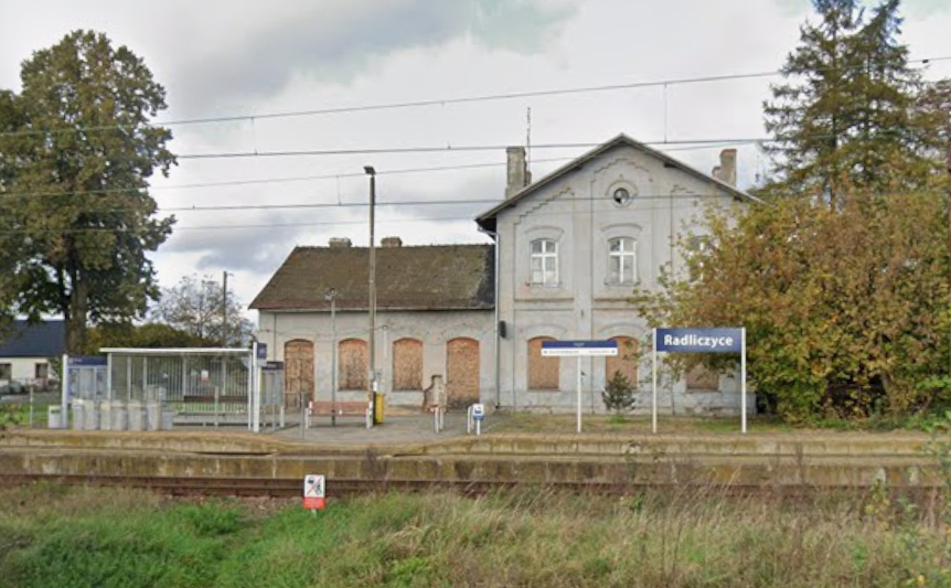 stacja kolejowa Radliczyce - Google Street View
