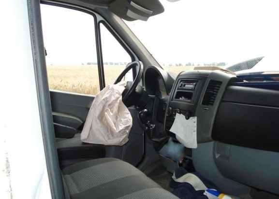 Samochód rozbity, poduszka, wypadek - Policja/Poznań