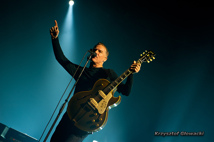 Bryan Adams podczas koncertu w Poznaniu na MTP 27 lipca 2012 - Krzysztof Głowacki