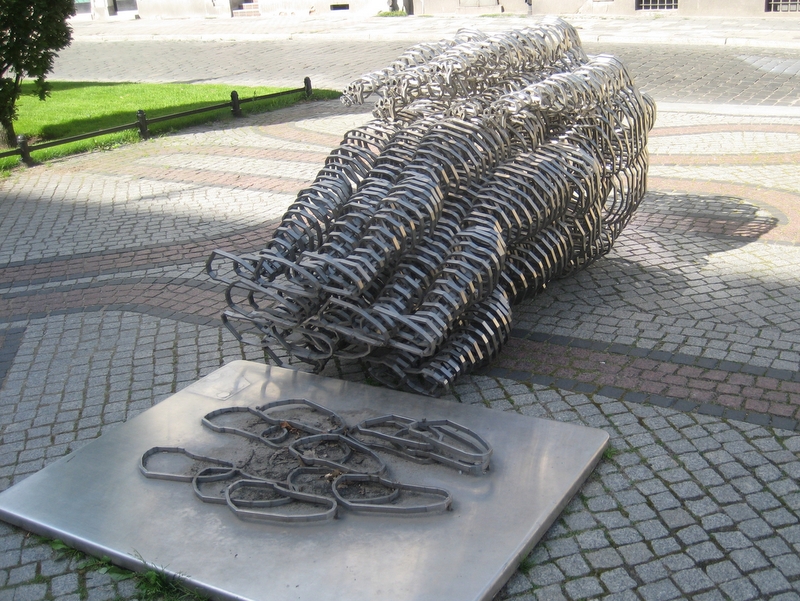 Przewrócona rzeźba Golema - Jacek Butlewski