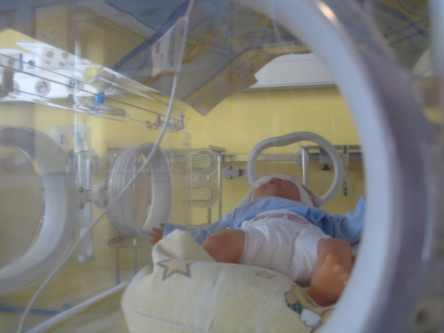 noworodek w inkubatorze - manekin - Wojciech Chmielewski