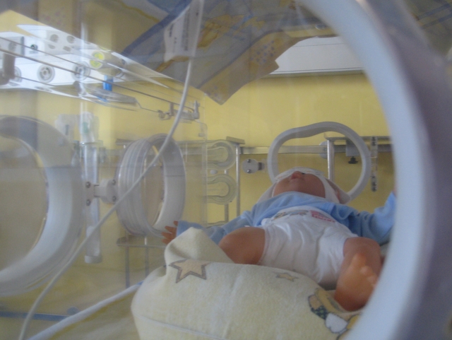 noworodek w inkubatorze - manekin