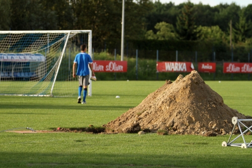 dziura w boisku - Maciej Opala - Lech Poznań