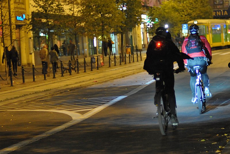 rowerzysta nocą w Poznaniu 3 - TomFoto