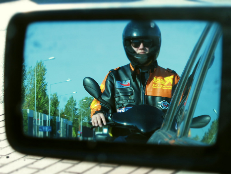 motocyklista w lusterku - TomFoto