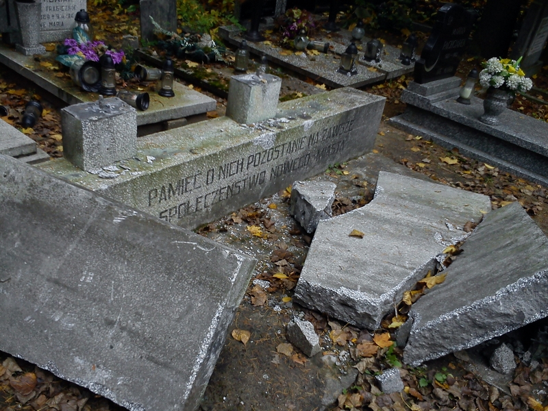 Zniszczone groby ofiar bombardowania - Michał Gawlak