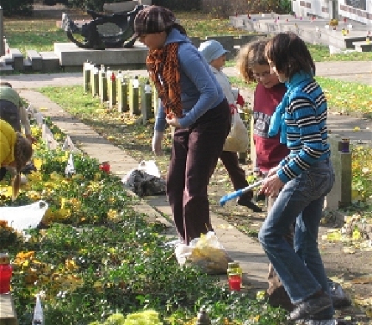 Dzieci porządkują groby na Cytadeli - Aleksandra Włodarczyk
