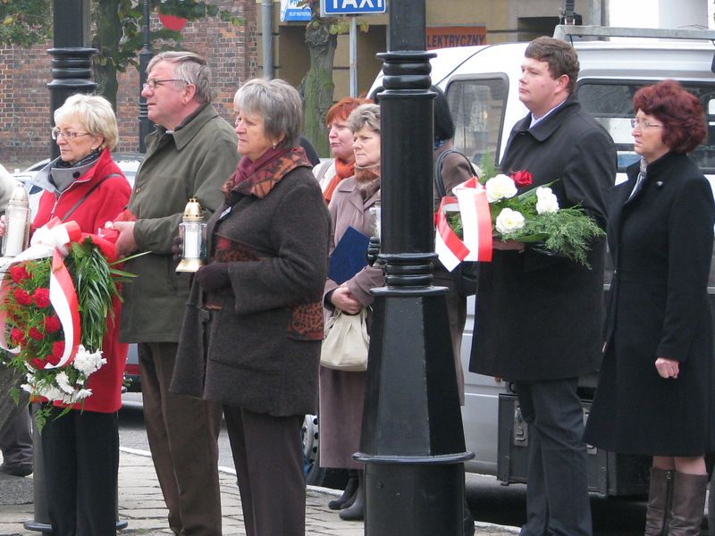 Znicze i kwiaty w hołdzie pomordowanym na kościańskim rynku