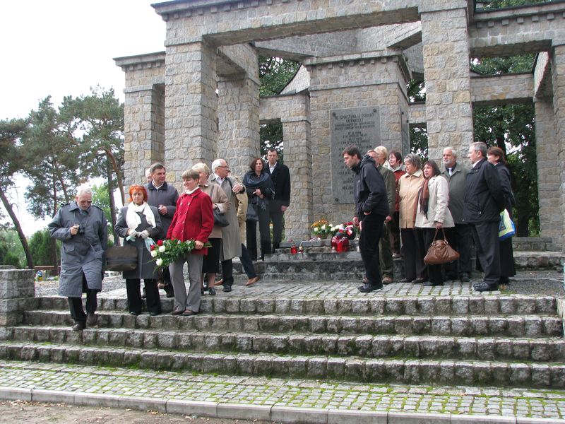 Znicze i kwiaty w hołdzie pomordowanym na kościańskim rynku