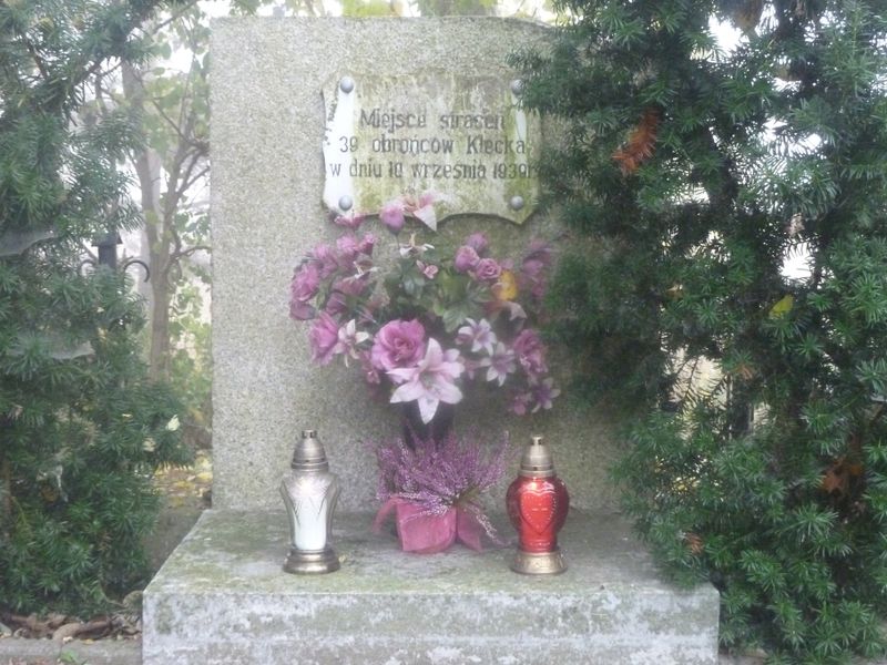 Znicz 2012 - Kłecko - Akcja zapal znicz pamięci w Kłecku  - Bartosz Borowiak, grodklecko.pl