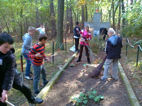 Akcja zapal znicz pamięci w lasach zakrzewskich