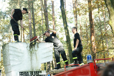Akcja zapal znicz pamięci w lasach zakrzewskich