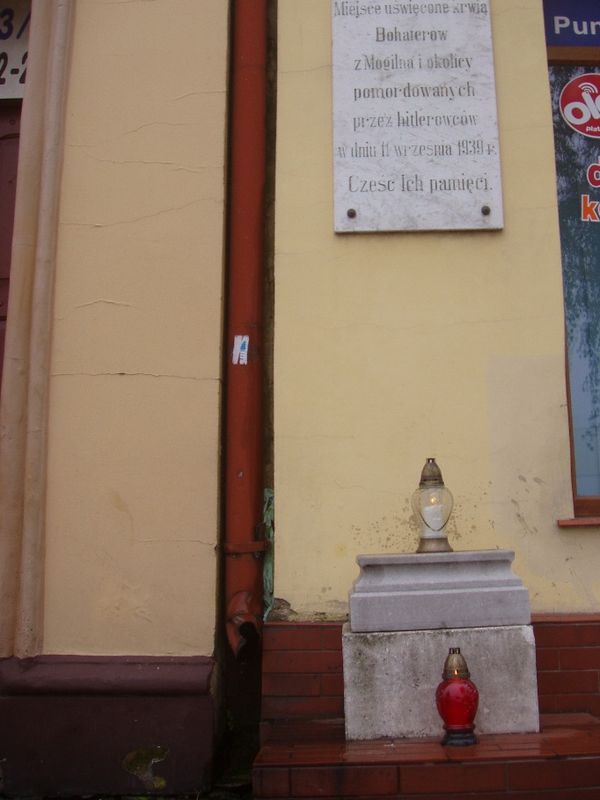 Znicze w bramie kamienicy przy Placu Wolności 19 w Mogilnie