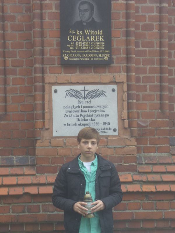 Znicze pod tablicą pamiątkową szpitala Dziekanka w Gnieźnie