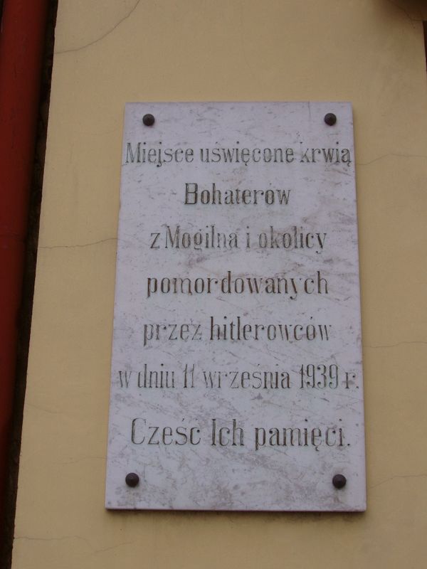 Znicze w bramie kamienicy przy Placu Wolności 19 w Mogilnie