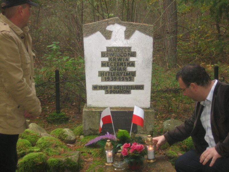 Piatsowskie Towarzystwo Historyczno Turystyczne zapaliło znicze w Mielnie