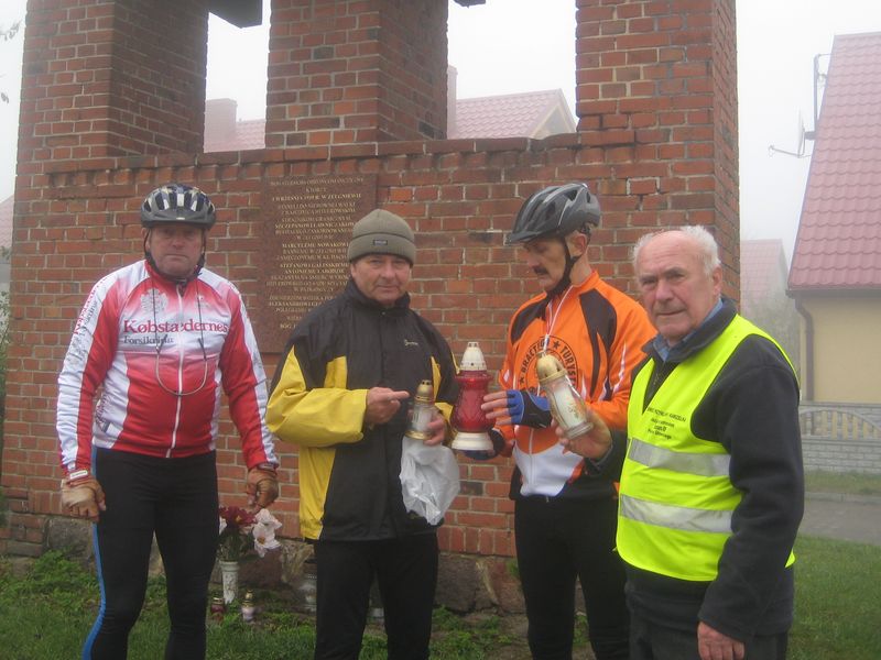 Rowerzyści zapalili znicze w Zelgniewie