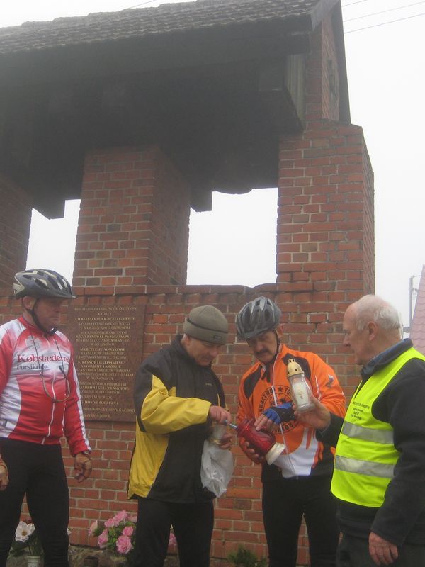 Rowerzyści zapalili znicze w Zelgniewie