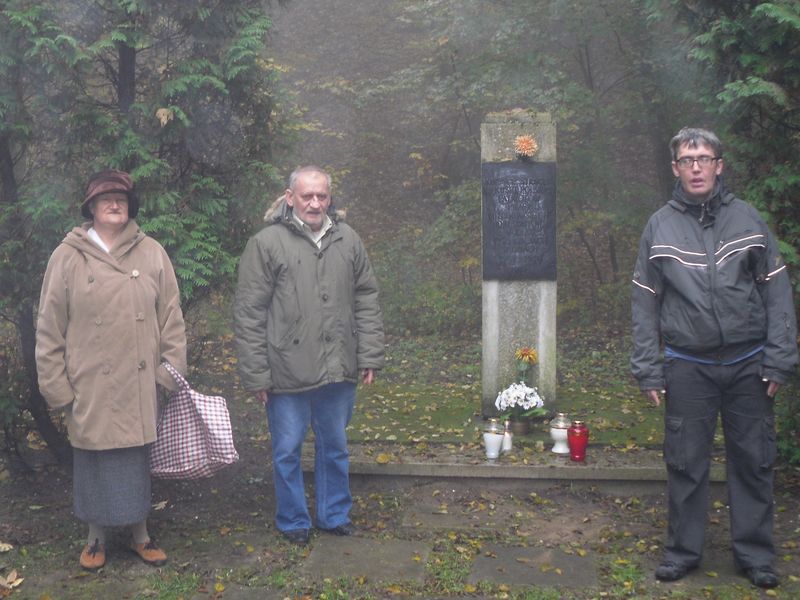 Znicze w lasku na Dębinie w Poznaniu
