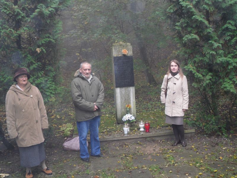 Znicze w lasku na Dębinie w Poznaniu