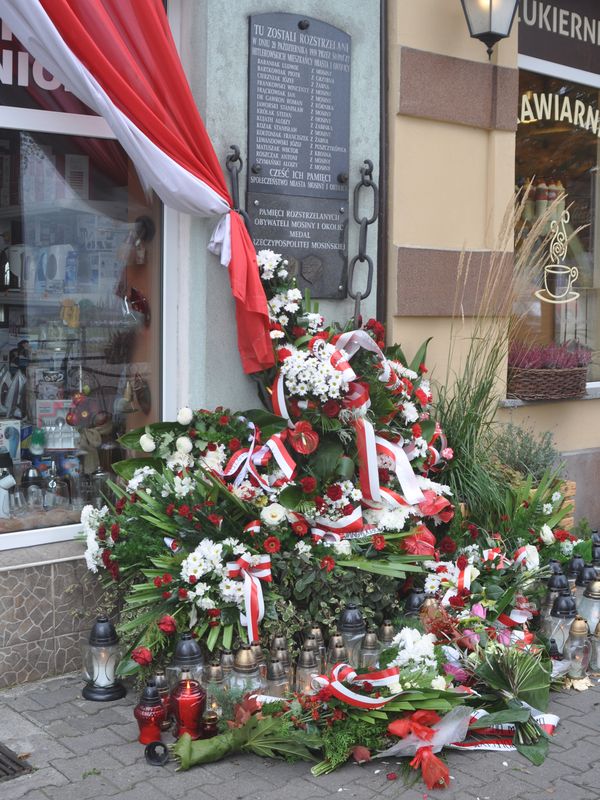 Wieńce i znicze w Mosinie