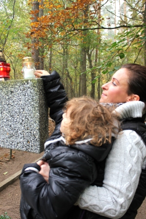 Zapal znicz pamięci 2012 Groby zakrzewskie Ania i Jaś Paschke