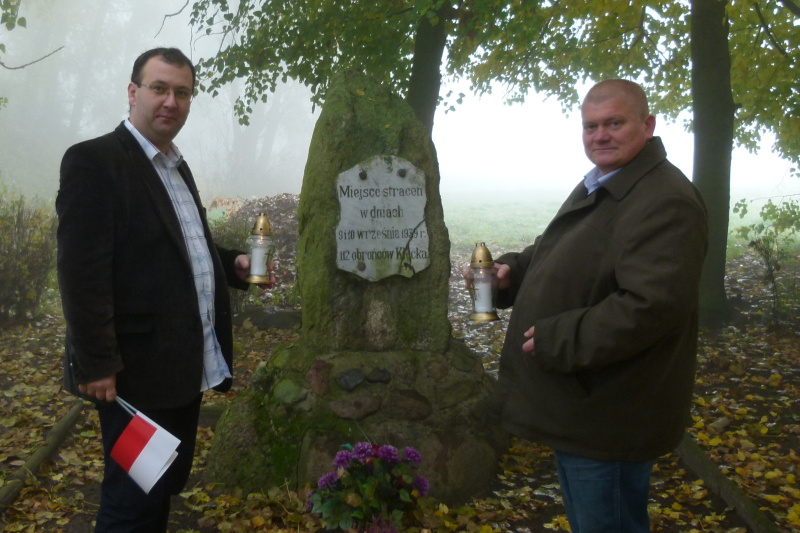 Zapal znicz pamięci 2012 - znicze przy obelisku nad Małą Wełną w Kłecku fot. K. Soberski