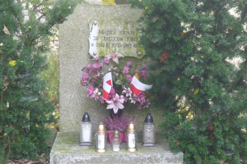 Zapal znicz pamięci 2012 - znicze w miejscu rozstrzelania 39 obrońców Kłecka fot. K. Soberski