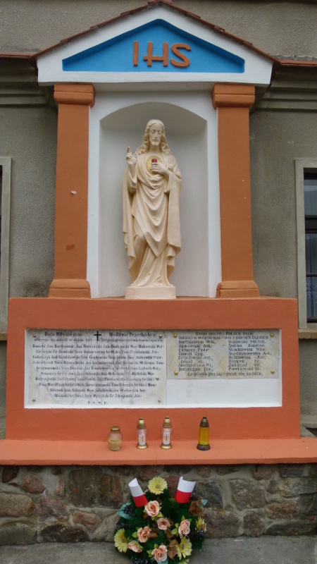  Zapal znicz pamięci 2012 - znicze przy pamiątowej tablicy poświęconej ofiarom II wojny światowej w Dębnicy fot. K. Soberski