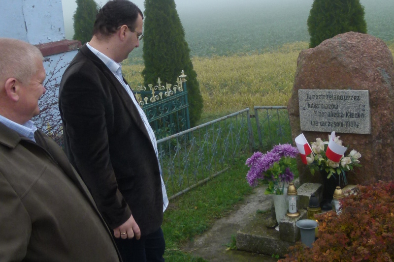 Zapal znicz pamięci 2012 - znicze w miejscu rozstrzelania trzech obrońców Kłecka w miejscowości Bielawy fot. K. Soberski