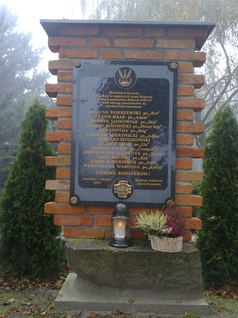 Zapal znicz pamięci 2012 - Towarzystwo Miłośników Ziemi Sierakowskiej fot. Jarosław T. Łożyński