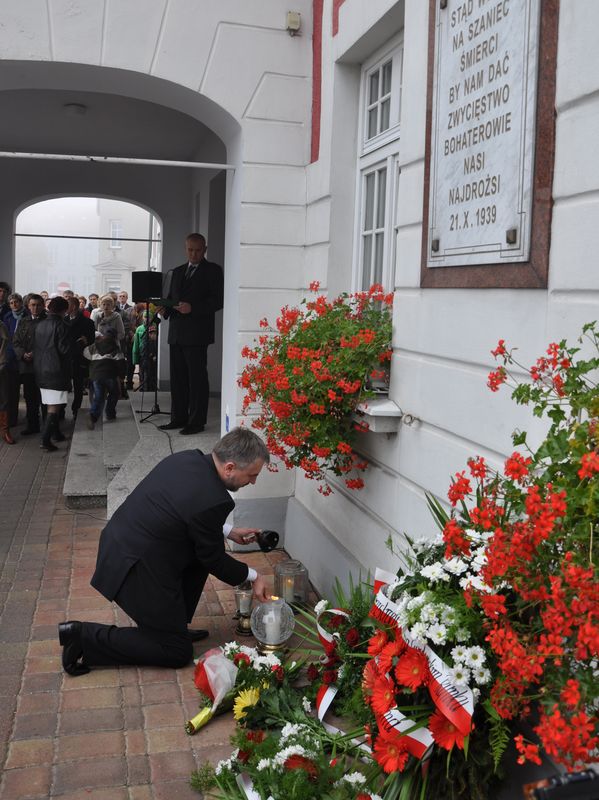 Marszałek Marek Woźniak zapalił znicz w Gostyniu