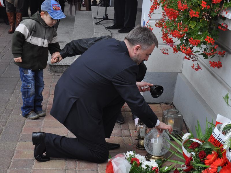 Marszałek Marek Woźniak zapalił znicz w Gostyniu