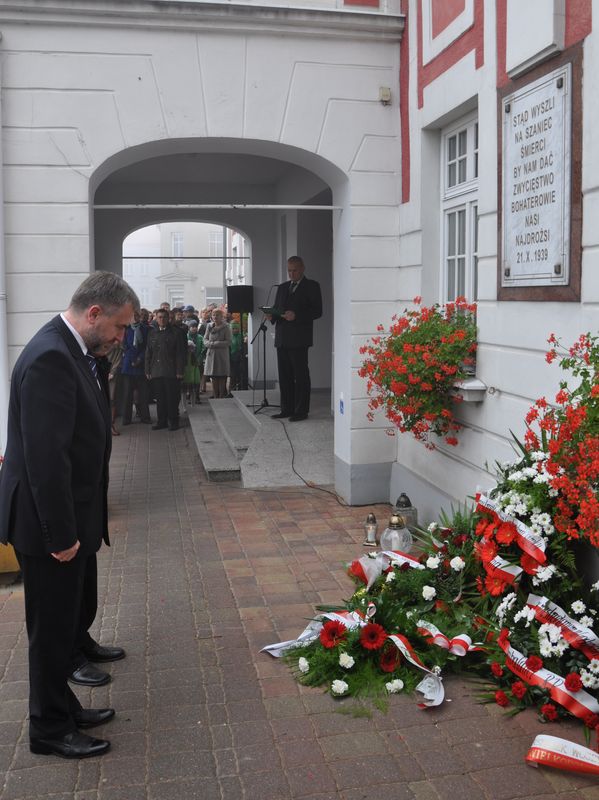 Marszałek Marek Woźniak zapalił znicz w Gostyniu