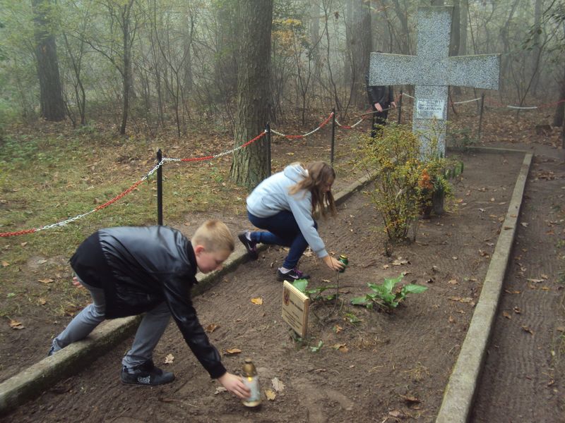 Zapal Znicz Pamięci - lasy Zakrzewskie