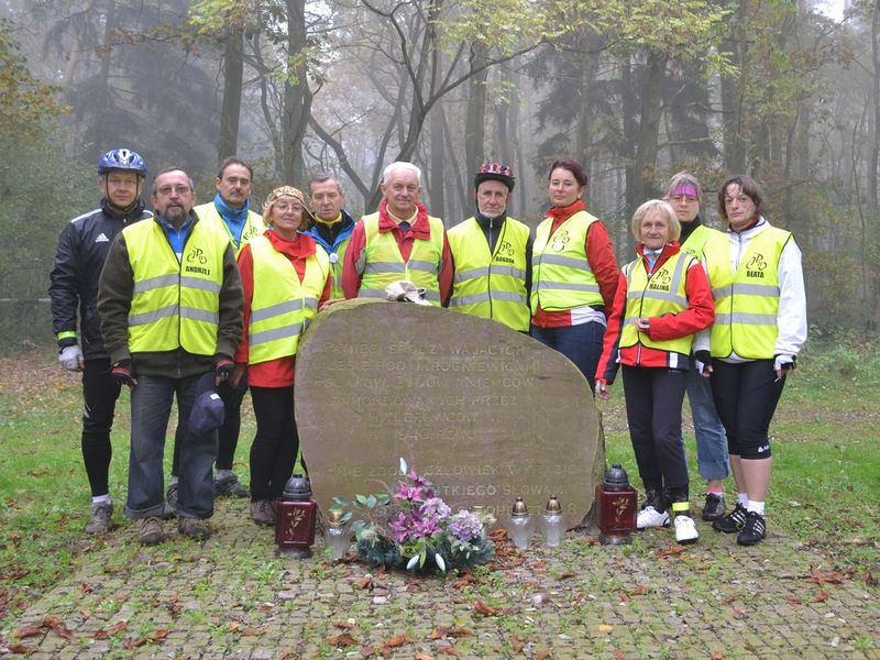 Grupa Rowerowa im. Jana Pawła II zapaliła znicze w Kościanie i okolicach