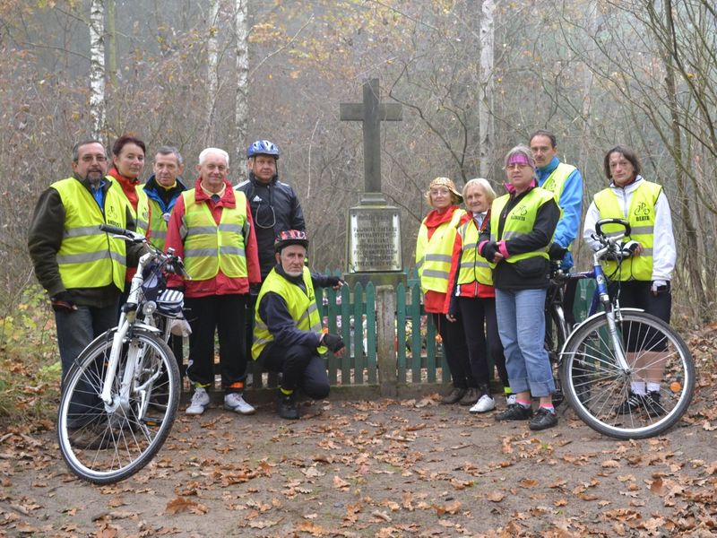 Grupa Rowerowa im. Jana Pawła II zapaliła znicze w Kościanie i okolicach