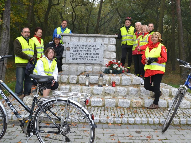 Grupa Rowerowa im. Jana Pawła II zapaliła znicze w Kościanie i okolicach