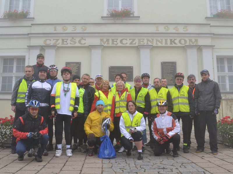 Grupa Rowerowa im. Jana Pawła II zapaliła znicze w Kościanie i okolicach