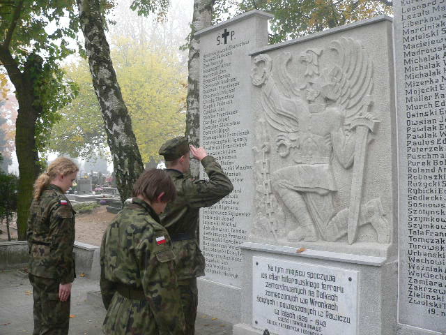 Znicze w miejscach pamięci w Gnieźnie i okolicach