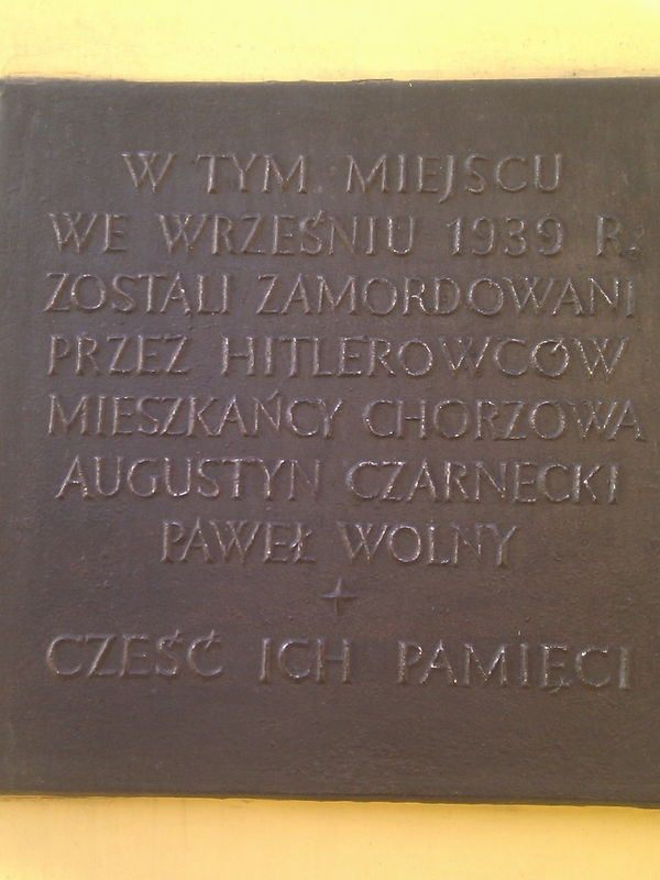 Tablica na domu zamordowanych w Chorzowie