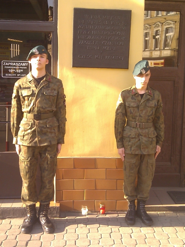 Tablica na domu zamordowanych w Chorzowie