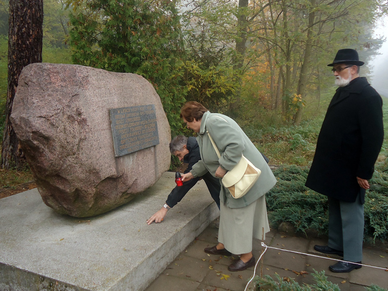 Miejsca pamięci na cmentarzu w Skokach