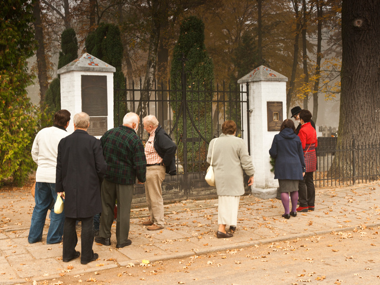 Miejsca pamięci na cmentarzu w Skokach