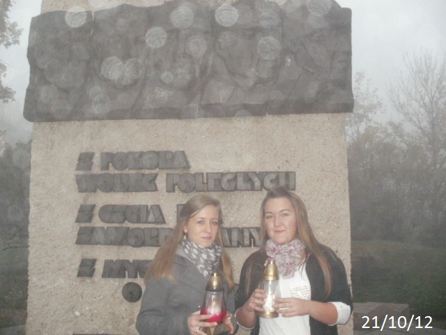 Zapal Znicz Pamięci 2012 - Gniezno - pomnik w parku przy ul Kościuszki 