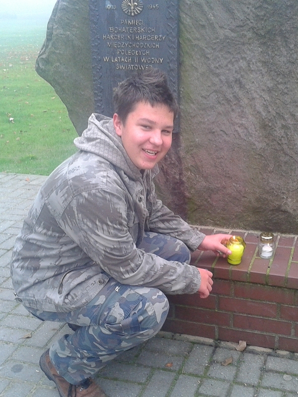 Znicz pod pomnikiem w Międzychodzie