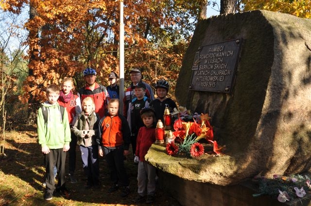 Zapal Znicz Pamięci w Lasach Sarnowskich