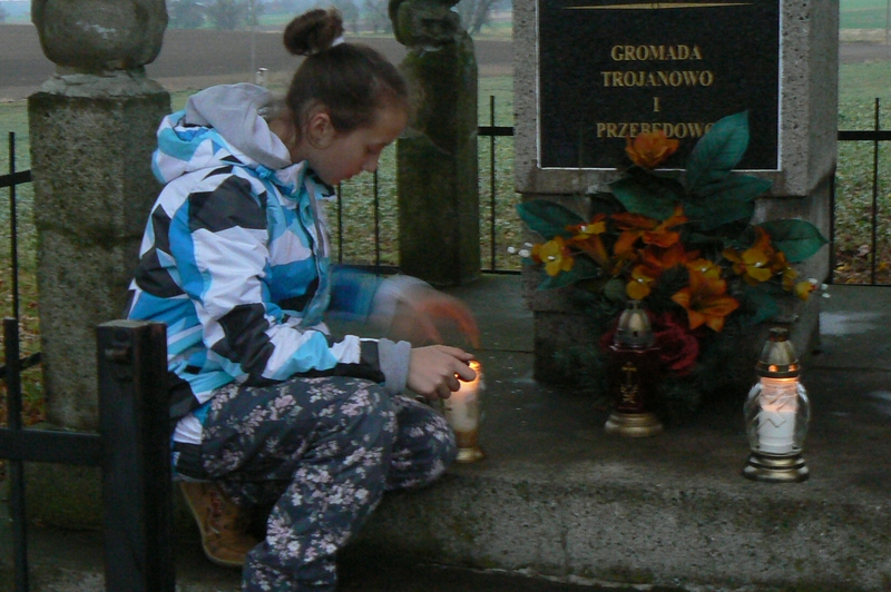 Zapal Znicz Pamięci - Pomnik w Trojanowie